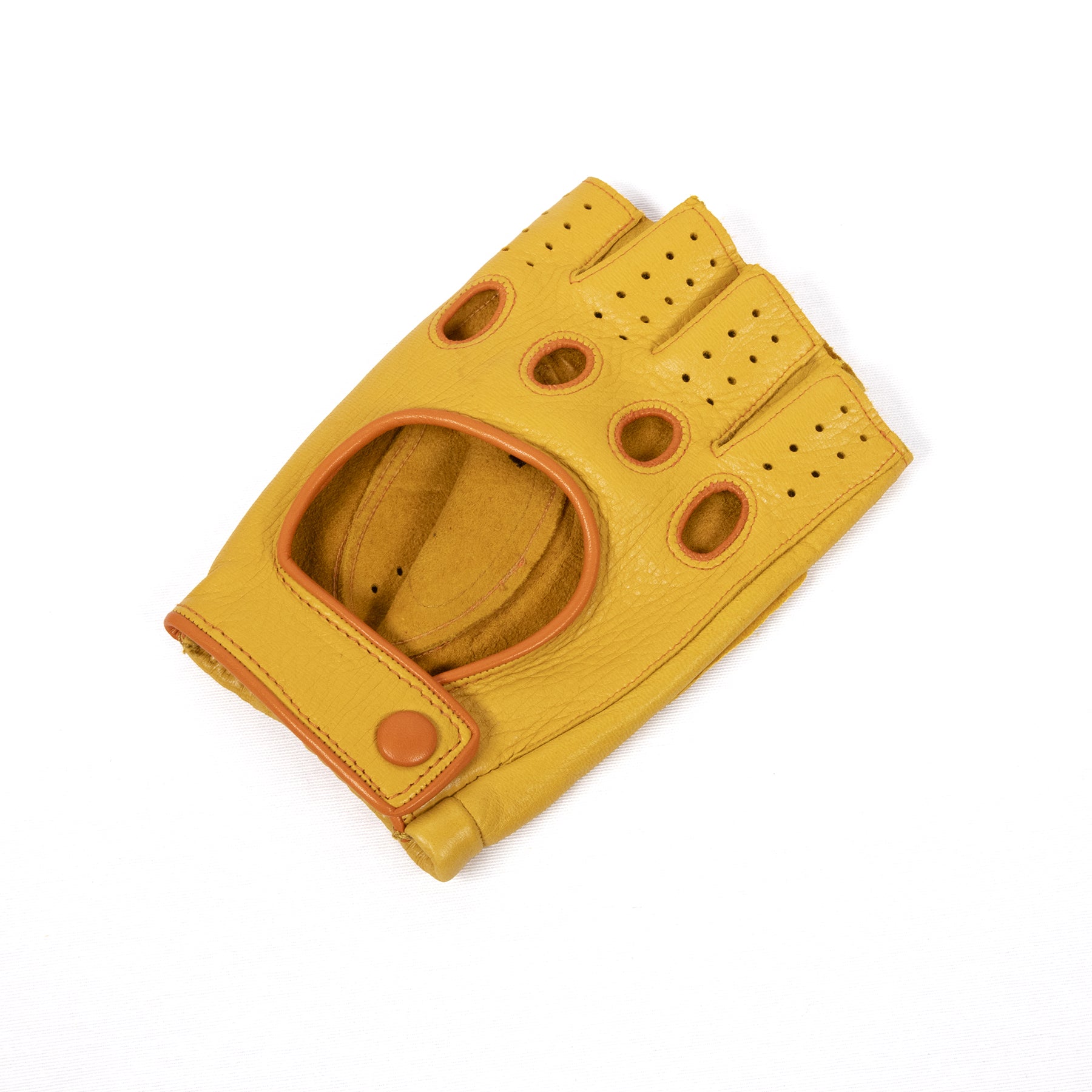 Men's yellow deerskin driving gloves featuring snap closure and contrast details, showcasing Italian craftsmanship and style.