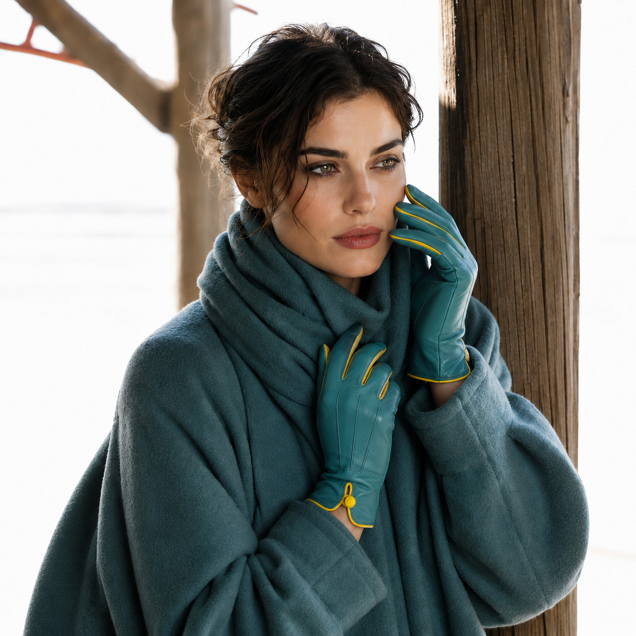 Guanti da donna in pelle nappa colore teal con bottone e foderati cashmere