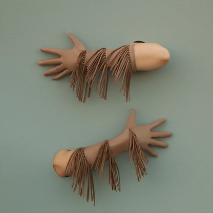 Women's leather gloves with fringes in taupe colour silk lined